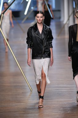jason wu Show'da pist model yürür