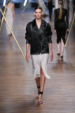 jason wu Show'da pist model yürür