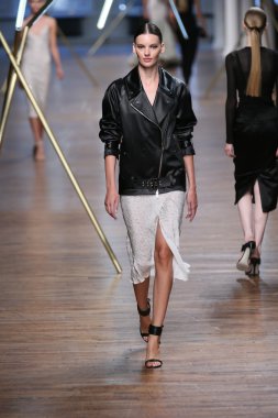 jason wu Show'da pist model yürür