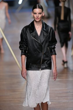 jason wu Show'da pist model yürür