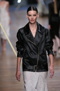 jason wu Show'da pist model yürür