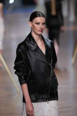 jason wu Show'da pist model yürür