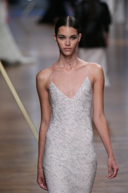 jason wu Show'da pist model yürür