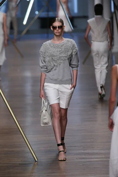 Le mannequin marche sur la piste au salon Jason Wu — Photo