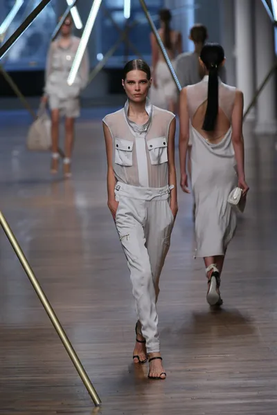 Model walks the runway at Jason Wu show — Stock Photo, Image