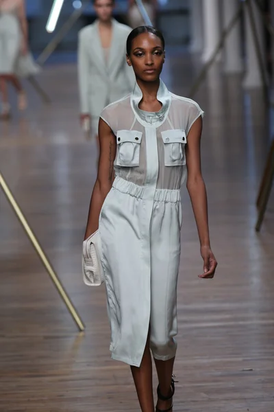 Model walks the runway at Jason Wu show — Stock Photo, Image