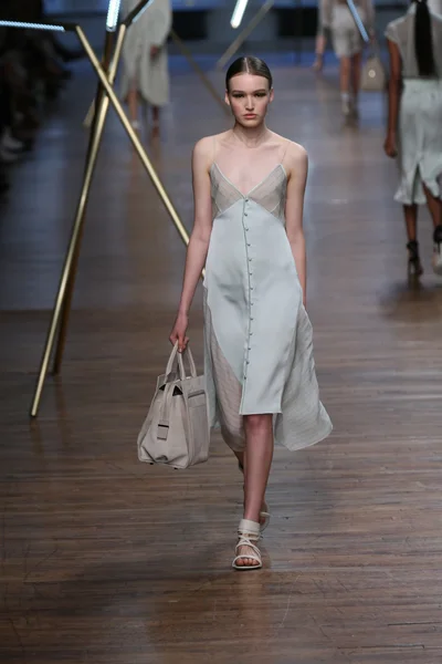 Jason wu Show'da pist model yürür — Stok fotoğraf