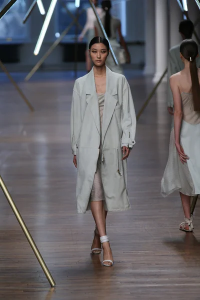 Modelo camina por la pasarela en Jason Wu show —  Fotos de Stock