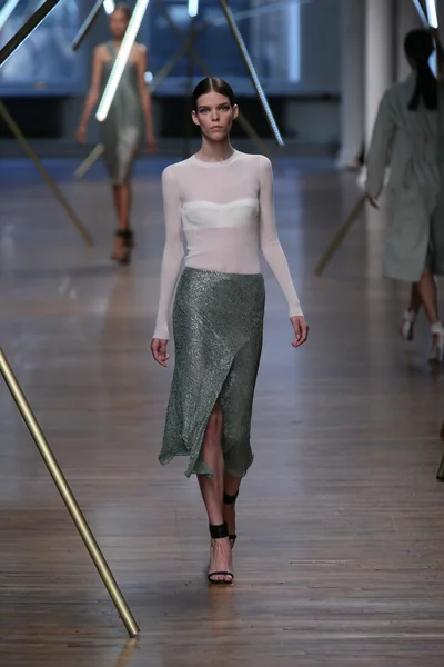 Modelo caminha na pista no show de Jason Wu — Fotografia de Stock