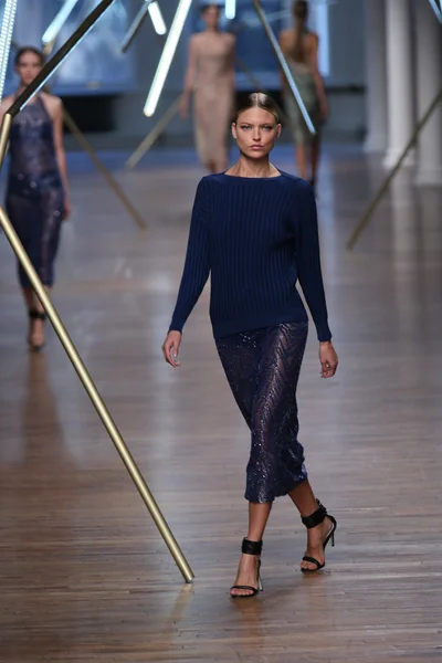 Modelo caminha na pista no show de Jason Wu — Fotografia de Stock