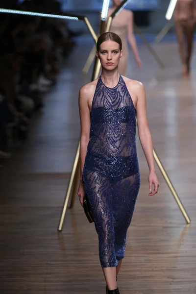 Model läuft bei jason wu show über den Laufsteg — Stockfoto