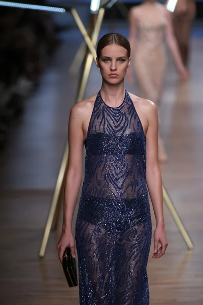 Model loopt de start-en landingsbaan op jason wu show — Stockfoto