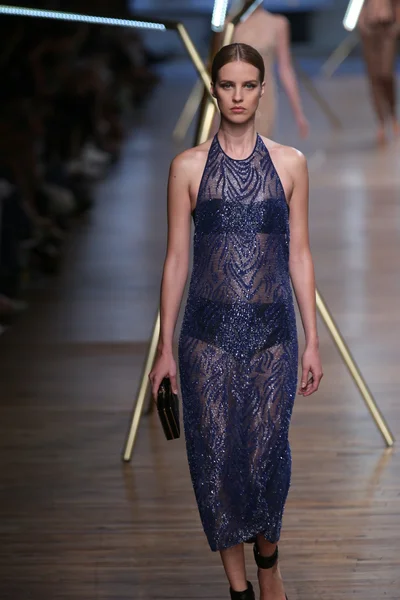 Model loopt de start-en landingsbaan op jason wu show — Stockfoto