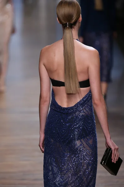 Modelo caminha na pista no show de Jason Wu — Fotografia de Stock