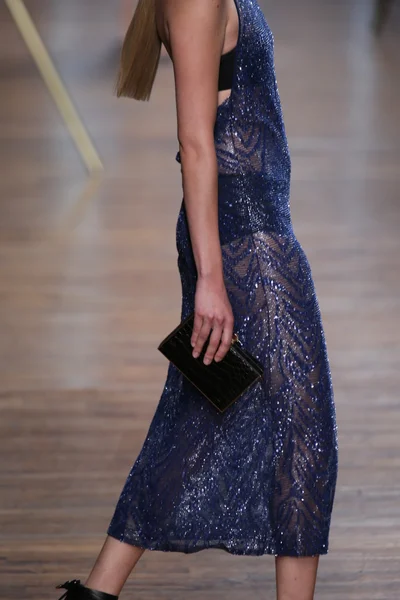 Model loopt de start-en landingsbaan op jason wu show — Stockfoto