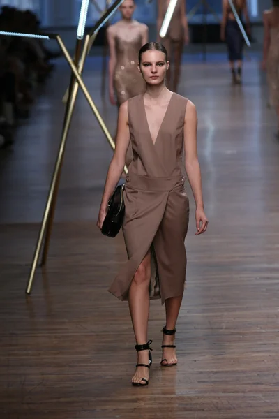 Modelo camina por la pasarela en Jason Wu show —  Fotos de Stock