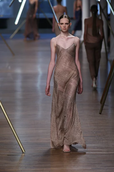 Modelo camina por la pasarela en Jason Wu show —  Fotos de Stock