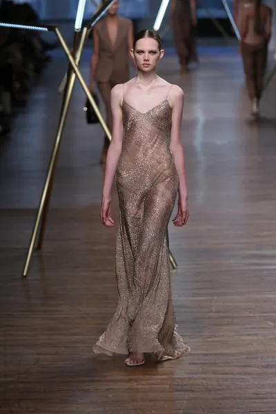 Modelo camina por la pasarela en Jason Wu show — Foto de Stock