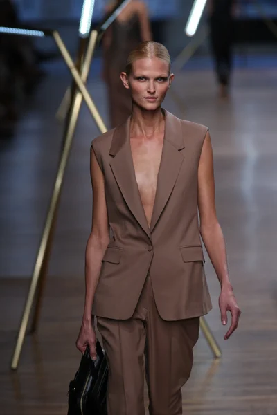 Jason wu Show'da pist model yürür — Stok fotoğraf