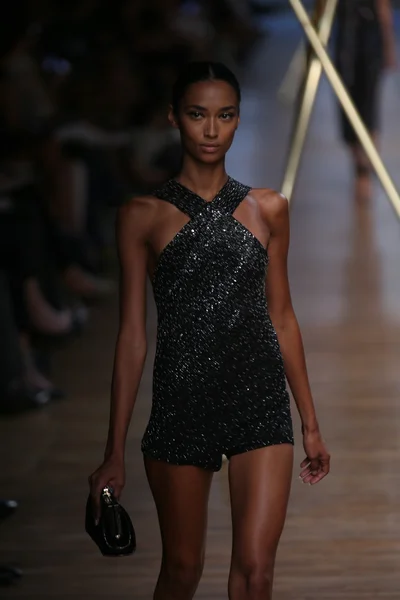 Modelo caminha na pista no show de Jason Wu — Fotografia de Stock