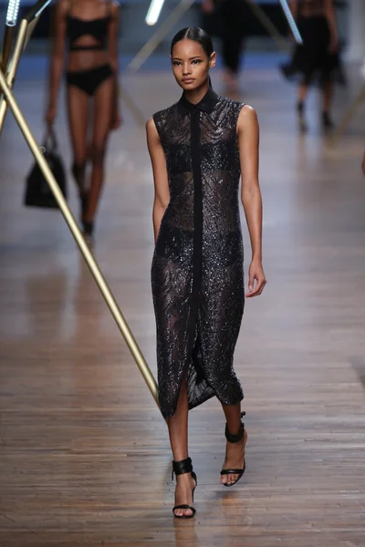 Model loopt de start-en landingsbaan op jason wu show — Stockfoto