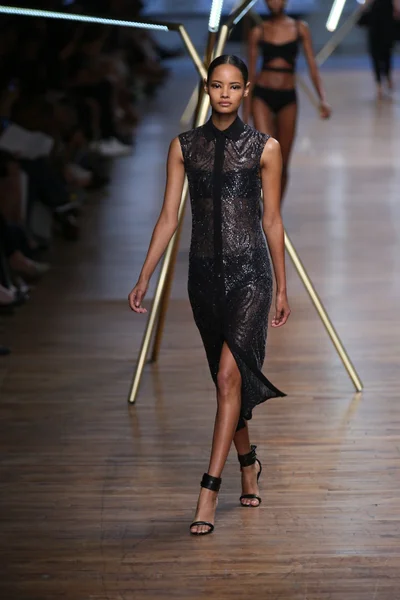 Modelo caminha na pista no show de Jason Wu — Fotografia de Stock