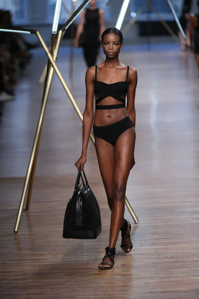 Model loopt de start-en landingsbaan op jason wu show — Stockfoto