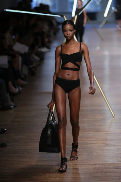 Modelo caminha na pista no show de Jason Wu — Fotografia de Stock