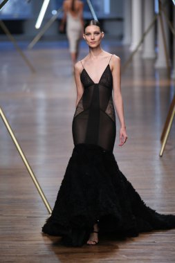 jason wu Show'da pist model yürür
