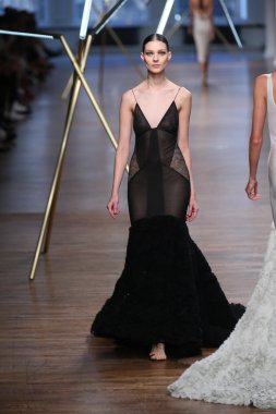 jason wu Show'da pist model yürür