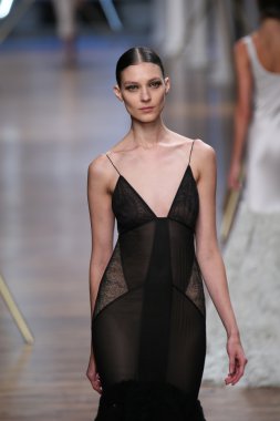 jason wu Show'da pist model yürür