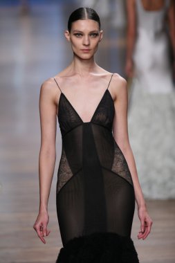 jason wu Show'da pist model yürür