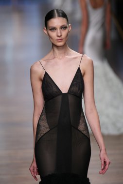 jason wu Show'da pist model yürür