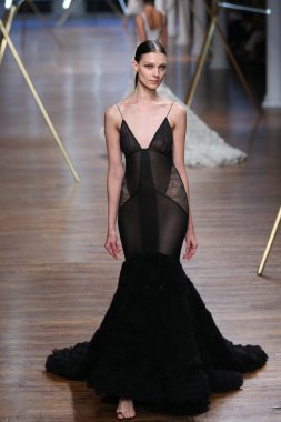 jason wu Show'da pist model yürür