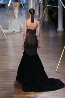 jason wu Show'da pist model yürür