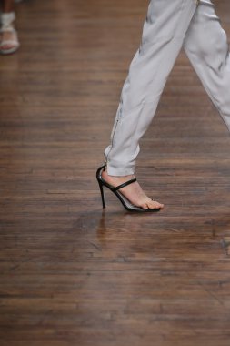 jason wu Show'da pist model yürür