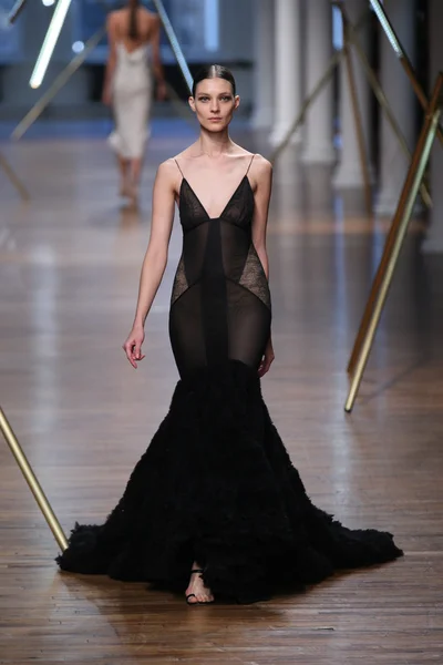 Model walks the runway at Jason Wu show — Stock Photo, Image