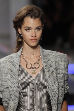 model rodarte Show'da pist yürür