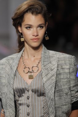 model rodarte Show'da pist yürür