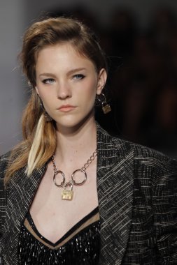 model rodarte Show'da pist yürür
