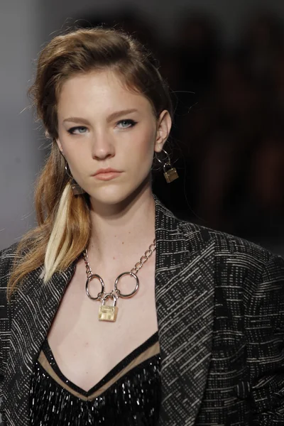 Model loopt de start-en landingsbaan op rodarte show — Stockfoto