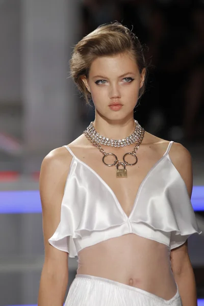 Model lindsey wixson bei rodarte show — Stockfoto