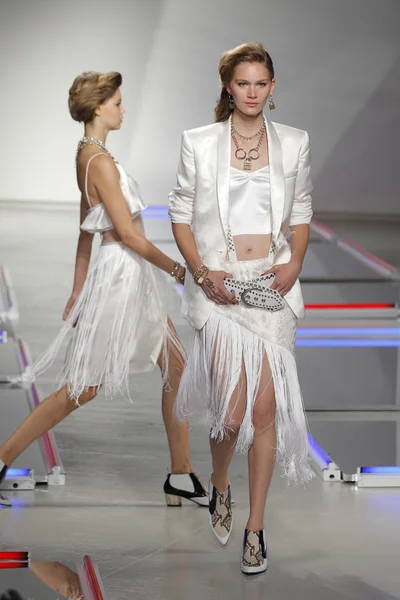 Model rodarte Show'da pist yürür — Stok fotoğraf