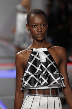 model rodarte Show'da pist yürür