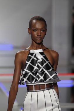 model rodarte Show'da pist yürür