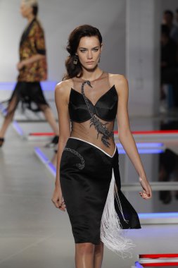 model rodarte Show'da pist yürür