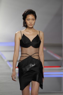 model rodarte Show'da pist yürür