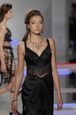 model rodarte Show'da pist yürür