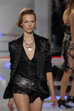 model rodarte Show'da pist yürür