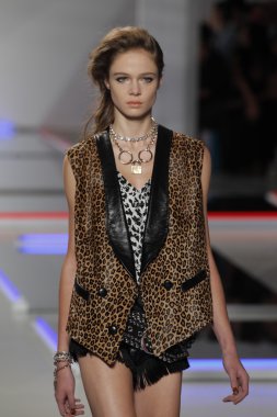 model rodarte Show'da pist yürür